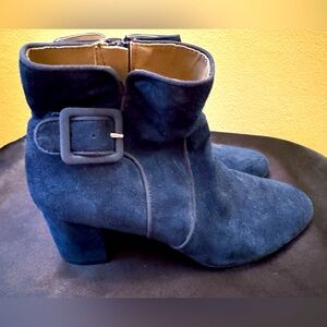 Preloved Size 7.5M White Mountain Navy Blue Suede Booties.